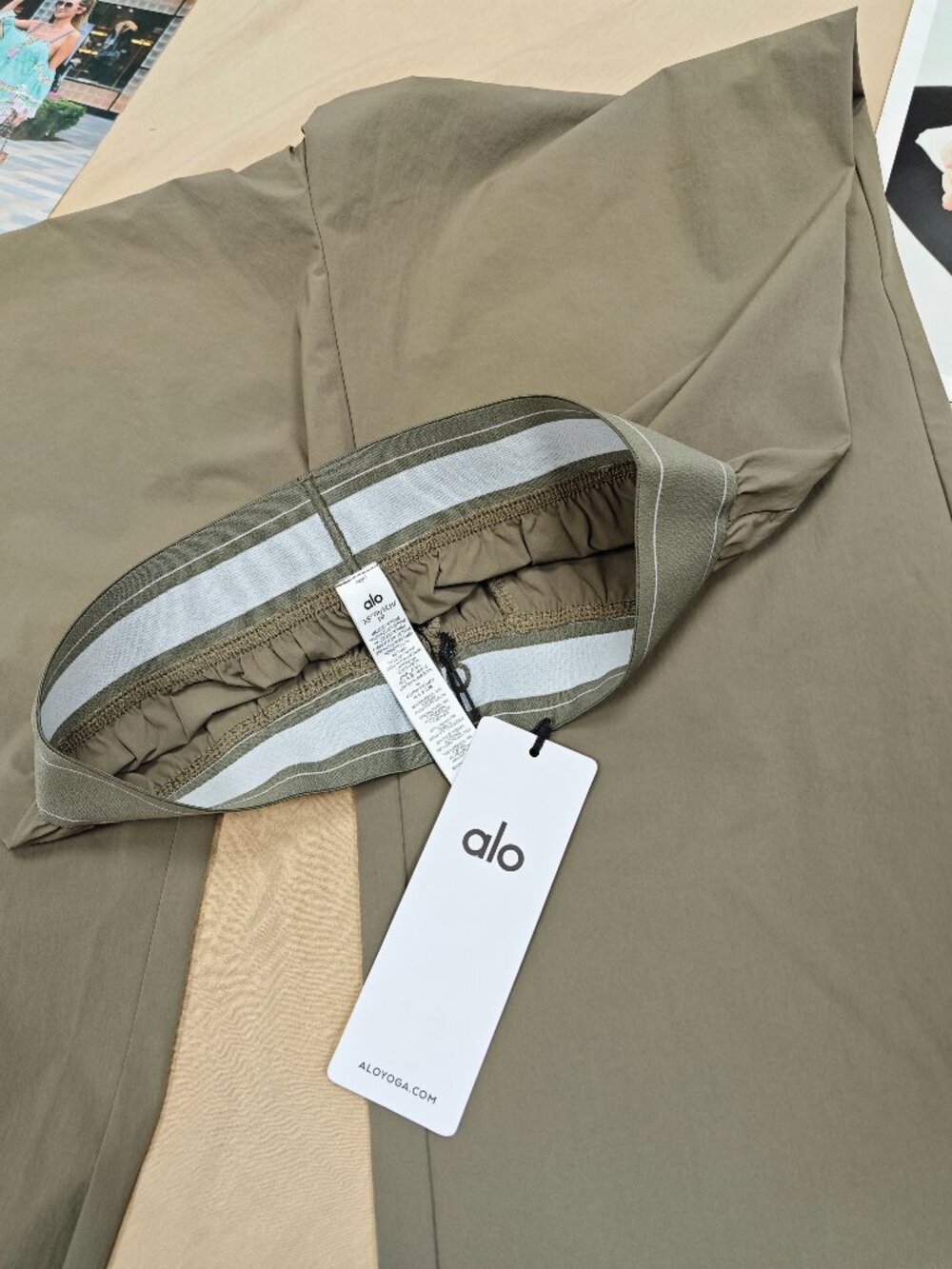 ALO Yoga Suit Up Trouser Olive NWT⛄️ Regular | Straight Legs | 30 ” Bestselling - Picture 4 of 5